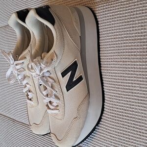 New Balance Platform, Womens Size 9.5